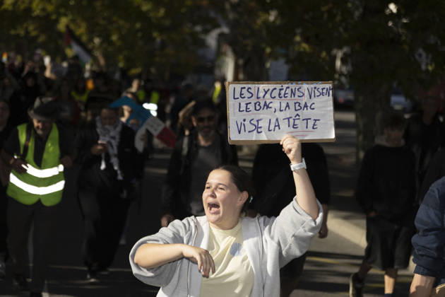 High Cost of Living Protest - Gap A demonstrator chants while holding a sign reading Les lycéens visent le bac, la BAC vise la tête ( High-school students aim for the baccalaureate; the BAC (anti-crime brigade) aim for the head ) during the march in Gap, France, on October 17, 2026. Photo by Thibaut Durand ABACAPRESS.COM Gap Provence-Alpes-Cote d Azur France  Copyright: xDurandxThibaut ABACAx