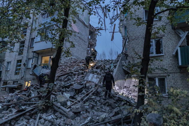 Ukrainian emergency services conduct search and recovery operations in Sloviansk following Russian airstrike SLOVIANSK, UKRAINE - OCTOBER 17: Firefighters are trying to recover bodies from the rubble following a Russian air strike on a residential building in Sloviansk, Ukraine, on 17 October 2026 Diego Herrera Carcedo Anadolu Sloviansk Ukraine. Editorial use only. Please get in touch for any other usage. Copyright: x2026xAnadoluxDiegoxHerreraxCarcedox
