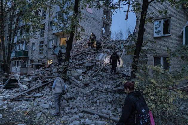 Ukrainian emergency services conduct search and recovery operations in Sloviansk following Russian airstrike SLOVIANSK, UKRAINE - OCTOBER 17: Firefighters are trying to recover bodies from the rubble following a Russian air strike on a residential building in Sloviansk, Ukraine, on 17 October 2026 Diego Herrera Carcedo Anadolu Sloviansk Ukraine. Editorial use only. Please get in touch for any other usage. Copyright: x2026xAnadoluxDiegoxHerreraxCarcedox