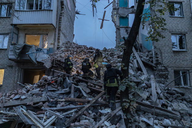 Ukrainian emergency services conduct search and recovery operations in Sloviansk following Russian airstrike SLOVIANSK, UKRAINE - OCTOBER 17: Firefighters are trying to recover bodies from the rubble following a Russian air strike on a residential building in Sloviansk, Ukraine, on 17 October 2026 Diego Herrera Carcedo Anadolu Sloviansk Ukraine. Editorial use only. Please get in touch for any other usage. Copyright: x2026xAnadoluxDiegoxHerreraxCarcedox
