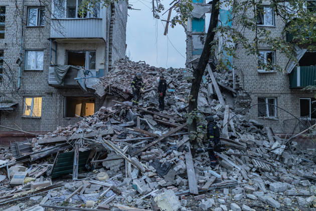 Ukrainian emergency services conduct search and recovery operations in Sloviansk following Russian airstrike SLOVIANSK, UKRAINE - OCTOBER 17: Firefighters are trying to recover bodies from the rubble following a Russian air strike on a residential building in Sloviansk, Ukraine, on 17 October 2026 Diego Herrera Carcedo Anadolu Sloviansk Ukraine. Editorial use only. Please get in touch for any other usage. Copyright: x2026xAnadoluxDiegoxHerreraxCarcedox