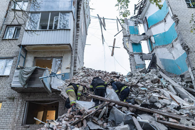 Ukrainian emergency services conduct search and recovery operations in Sloviansk following Russian airstrike SLOVIANSK, UKRAINE - OCTOBER 17: Firefighters carry a body recovered from the rubble following a Russian airstrike on a residential building in Sloviansk, Ukraine, on 17 October 2026 Diego Herrera Carcedo Anadolu Sloviansk Ukraine. Editorial use only. Please get in touch for any other usage. Copyright: x2026xAnadoluxDiegoxHerreraxCarcedox