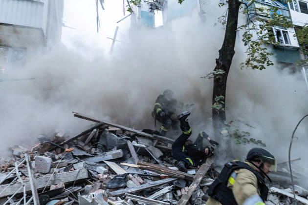 Ukrainian emergency services conduct search and recovery operations in Sloviansk following Russian airstrike SLOVIANSK, UKRAINE - OCTOBER 17: Firefighters try to flee after a wall collapses whilst they search for the bodies of civilians beneath the rubble following a Russian air strike on a residential building in Sloviansk, Ukraine, 17 October 2026 Diego Herrera Carcedo Anadolu Sloviansk Ukraine. Editorial use only. Please get in touch for any other usage. Copyright: x2026xAnadoluxDiegoxHerreraxCarcedox