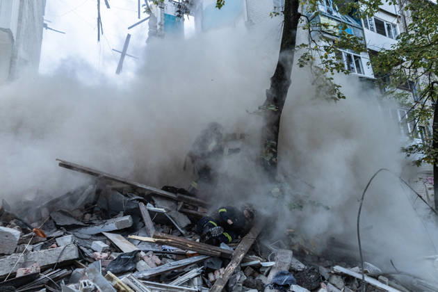 Ukrainian emergency services conduct search and recovery operations in Sloviansk following Russian airstrike SLOVIANSK, UKRAINE - OCTOBER 17: Firefighters try to flee after a wall collapses whilst they search for the bodies of civilians beneath the rubble following a Russian air strike on a residential building in Sloviansk, Ukraine, 17 October 2026 Diego Herrera Carcedo Anadolu Sloviansk Ukraine. Editorial use only. Please get in touch for any other usage. Copyright: x2026xAnadoluxDiegoxHerreraxCarcedox