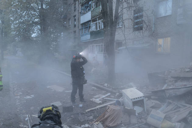 Ukrainian emergency services conduct search and recovery operations in Sloviansk following Russian airstrike SLOVIANSK, UKRAINE - OCTOBER 17: Firefighters are trying to recover bodies from the rubble following a Russian air strike on a residential building in Sloviansk, Ukraine, on 17 October 2026 Diego Herrera Carcedo Anadolu Sloviansk Ukraine. Editorial use only. Please get in touch for any other usage. Copyright: x2026xAnadoluxDiegoxHerreraxCarcedox