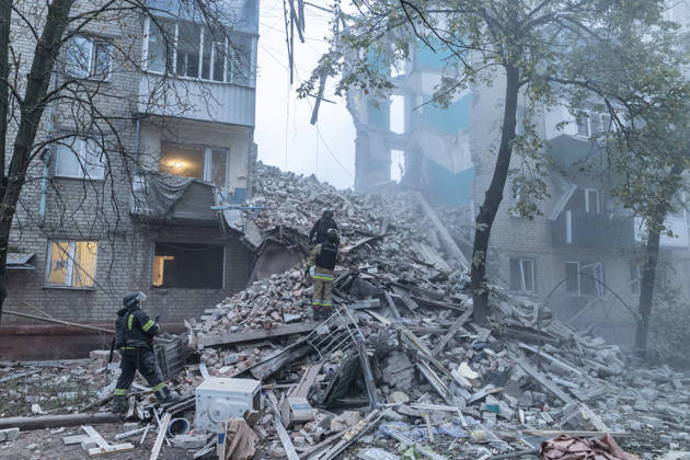 Ukrainian emergency services conduct search and recovery operations in Sloviansk following Russian airstrike SLOVIANSK, UKRAINE - OCTOBER 17: Firefighters are trying to recover bodies from the rubble following a Russian air strike on a residential building in Sloviansk, Ukraine, on 17 October 2026 Diego Herrera Carcedo Anadolu Sloviansk Ukraine. Editorial use only. Please get in touch for any other usage. Copyright: x2026xAnadoluxDiegoxHerreraxCarcedox