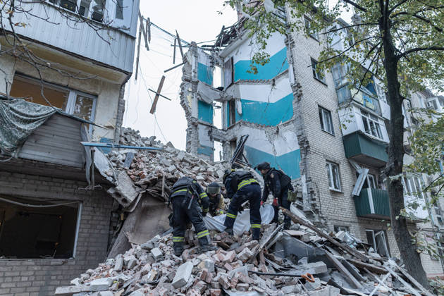 Ukrainian emergency services conduct search and recovery operations in Sloviansk following Russian airstrike SLOVIANSK, UKRAINE - OCTOBER 17: Firefighters recover the body of an elderly woman from the rubble following a Russian air strike on a residential building in Sloviansk, Ukraine, on 17 October 2026 Diego Herrera Carcedo Anadolu Sloviansk Ukraine. Editorial use only. Please get in touch for any other usage. Copyright: x2026xAnadoluxDiegoxHerreraxCarcedox