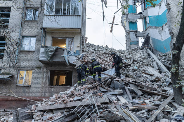 Ukrainian emergency services conduct search and recovery operations in Sloviansk following Russian airstrike SLOVIANSK, UKRAINE - OCTOBER 17: Firefighters recover the body of an elderly woman from the rubble following a Russian air strike on a residential building in Sloviansk, Ukraine, on 17 October 2026 Diego Herrera Carcedo Anadolu Sloviansk Ukraine. Editorial use only. Please get in touch for any other usage. Copyright: x2026xAnadoluxDiegoxHerreraxCarcedox