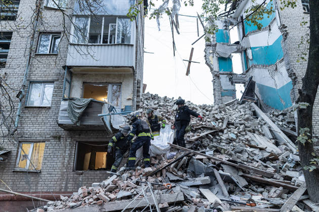 Ukrainian emergency services conduct search and recovery operations in Sloviansk following Russian airstrike SLOVIANSK, UKRAINE - OCTOBER 17: Firefighters recover the body of an elderly woman from the rubble following a Russian air strike on a residential building in Sloviansk, Ukraine, on 17 October 2026 Diego Herrera Carcedo Anadolu Sloviansk Ukraine. Editorial use only. Please get in touch for any other usage. Copyright: x2026xAnadoluxDiegoxHerreraxCarcedox