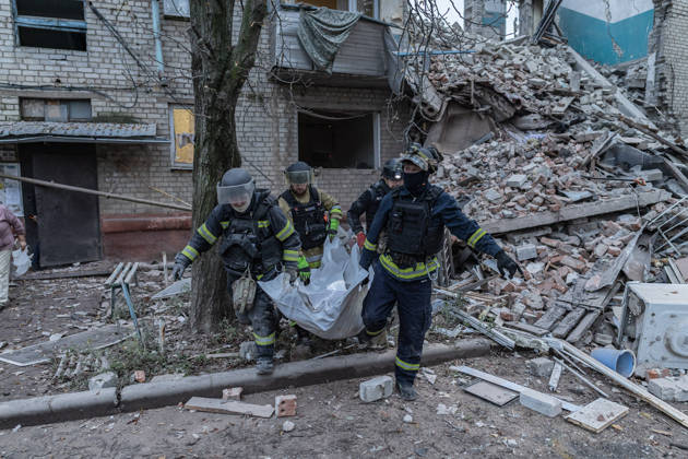 Ukrainian emergency services conduct search and recovery operations in Sloviansk following Russian airstrike SLOVIANSK, UKRAINE - OCTOBER 17: Firefighters recover the body of an elderly woman from the rubble following a Russian air strike on a residential building in Sloviansk, Ukraine, on 17 October 2026 Diego Herrera Carcedo Anadolu Sloviansk Ukraine. Editorial use only. Please get in touch for any other usage. Copyright: x2026xAnadoluxDiegoxHerreraxCarcedox