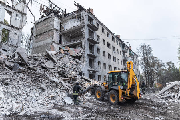 Ukrainian emergency services conduct search and recovery operations in Sloviansk following Russian airstrike SLOVIANSK, UKRAINE - OCTOBER 17: Firefighters are trying to recover bodies from the rubble following a Russian air strike on a residential building in Sloviansk, Ukraine, on 17 October 2026 Diego Herrera Carcedo Anadolu Sloviansk Ukraine. Editorial use only. Please get in touch for any other usage. Copyright: x2026xAnadoluxDiegoxHerreraxCarcedox