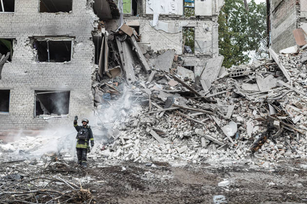 Ukrainian emergency services conduct search and recovery operations in Sloviansk following Russian airstrike SLOVIANSK, UKRAINE - OCTOBER 17: Firefighters are trying to recover bodies from the rubble following a Russian air strike on a residential building in Sloviansk, Ukraine, on 17 October 2026 Diego Herrera Carcedo Anadolu Sloviansk Ukraine. Editorial use only. Please get in touch for any other usage. Copyright: x2026xAnadoluxDiegoxHerreraxCarcedox