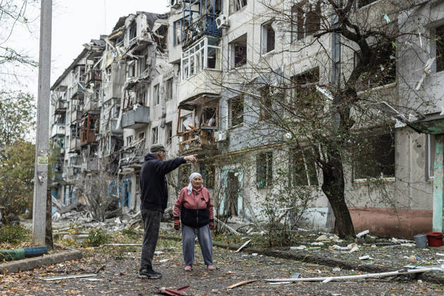 Ukrainian emergency services conduct search and recovery operations in Sloviansk following Russian airstrike SLOVIANSK, UKRAINE - OCTOBER 17: Civilians standing next to their destroyed home following a Russian air strike on a residential block in Sloviansk, Ukraine, 17 October 2026 Diego Herrera Carcedo Anadolu Sloviansk Ukraine. Editorial use only. Please get in touch for any other usage. Copyright: x2026xAnadoluxDiegoxHerreraxCarcedox