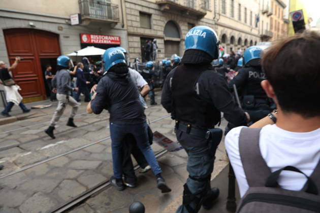 RECORD DATE NOT STATED IPA89807723 - Milan, October 17, 2026: Protest by Italia in Piazza, the grassroots movement of students and young workers taking to the streets in 15 Italian cities; clashes  Copyright: xx xFrancescoxEnriquezx IPA89807723.jpeg