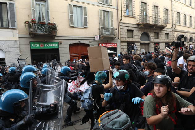 RECORD DATE NOT STATED IPA89807725 - Milan, October 17, 2026: Protest by Italia in Piazza, the grassroots movement of students and young workers taking to the streets in 15 Italian cities; clashes  Copyright: xx xFrancescoxEnriquezx IPA89807725.jpeg