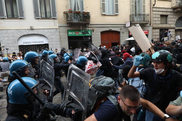 RECORD DATE NOT STATED IPA89807730 - Milan, October 17, 2026: Protest by Italia in Piazza, the grassroots movement of students and young workers taking to the streets in 15 Italian cities; clashes  Copyright: xx xFrancescoxEnriquezx IPA89807730.jpeg