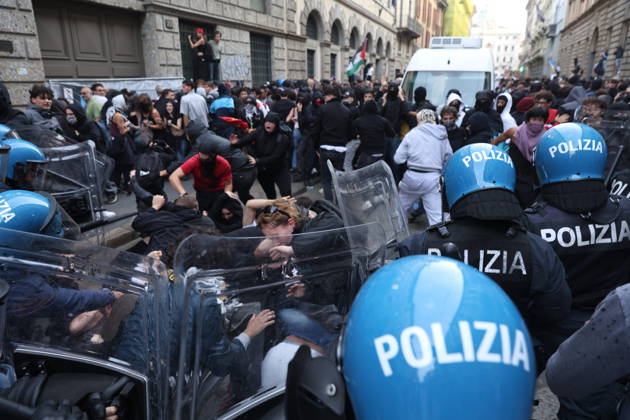 RECORD DATE NOT STATED IPA89807734 - Milan, October 17, 2026: Protest by Italia in Piazza, the grassroots movement of students and young workers taking to the streets in 15 Italian cities; clashes  Copyright: xx xFrancescoxEnriquezx IPA89807734.jpeg