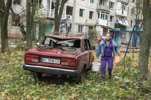 Ukrainian emergency services conduct search and recovery operations in Sloviansk following Russian airstrike SLOVIANSK, UKRAINE - OCTOBER 17: A woman carries rubble following a Russian air strike on a residential building in Sloviansk, Ukraine, 17 October 2026 Diego Herrera Carcedo Anadolu Sloviansk Ukraine. Editorial use only. Please get in touch for any other usage.  Copyright: x2026xAnadoluxDiegoxHerreraxCarcedox