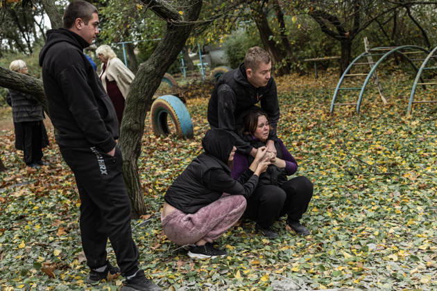 Ukrainian emergency services conduct search and recovery operations in Sloviansk following Russian airstrike SLOVIANSK, UKRAINE - OCTOBER 17: A woman weeps after seeing her home and her mother buried under the rubble following a Russian air strike on a residential block in Sloviansk, Ukraine, on 17 October 2026 Diego Herrera Carcedo Anadolu Sloviansk Ukraine. Editorial use only. Please get in touch for any other usage.  Copyright: x2026xAnadoluxDiegoxHerreraxCarcedox