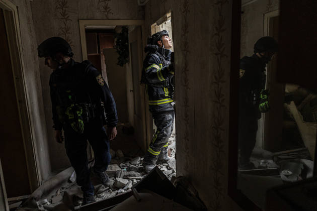 Ukrainian emergency services conduct search and recovery operations in Sloviansk following Russian airstrike SLOVIANSK, UKRAINE - OCTOBER 17: Firefighters are trying to recover bodies from the rubble following a Russian air strike on a residential building in Sloviansk, Ukraine, on 17 October 2026 Diego Herrera Carcedo Anadolu Sloviansk Ukraine. Editorial use only. Please get in touch for any other usage.  Copyright: x2026xAnadoluxDiegoxHerreraxCarcedox