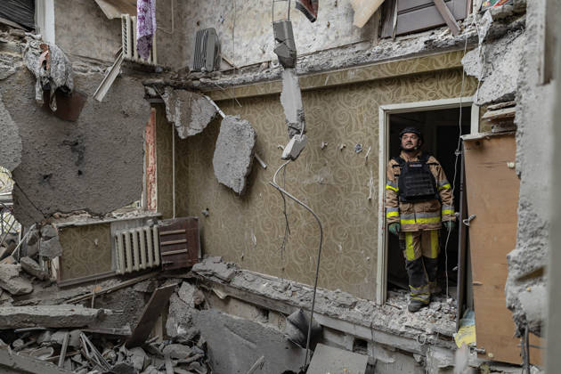 Ukrainian emergency services conduct search and recovery operations in Sloviansk following Russian airstrike SLOVIANSK, UKRAINE - OCTOBER 17: Firefighters are trying to recover bodies from the rubble following a Russian air strike on a residential building in Sloviansk, Ukraine, on 17 October 2026 Diego Herrera Carcedo Anadolu Sloviansk Ukraine. Editorial use only. Please get in touch for any other usage.  Copyright: x2026xAnadoluxDiegoxHerreraxCarcedox