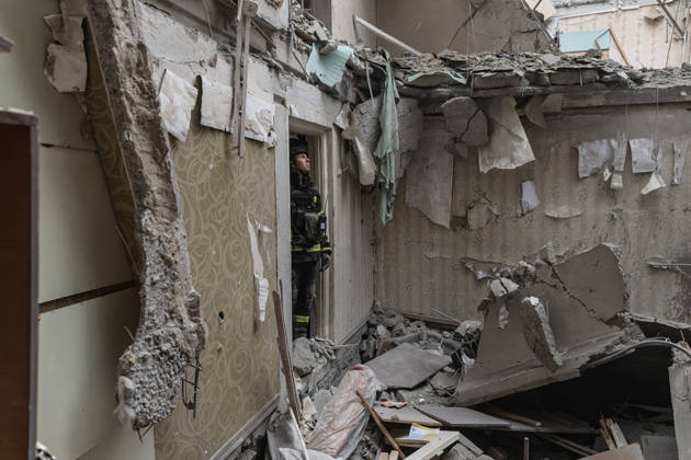 Ukrainian emergency services conduct search and recovery operations in Sloviansk following Russian airstrike SLOVIANSK, UKRAINE - OCTOBER 17: Firefighters are trying to recover bodies from the rubble following a Russian air strike on a residential building in Sloviansk, Ukraine, on 17 October 2026 Diego Herrera Carcedo Anadolu Sloviansk Ukraine. Editorial use only. Please get in touch for any other usage.  Copyright: x2026xAnadoluxDiegoxHerreraxCarcedox