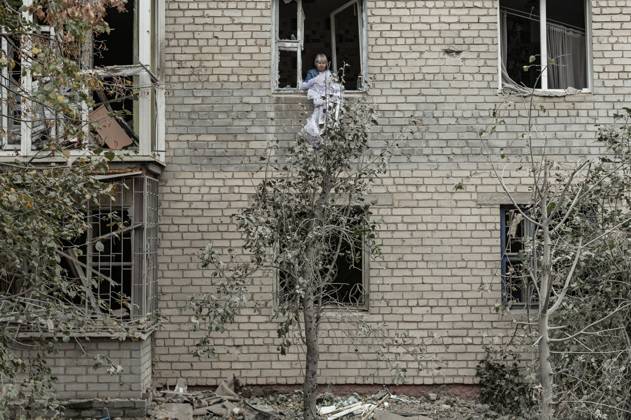 Ukrainian emergency services conduct search and recovery operations in Sloviansk following Russian airstrike SLOVIANSK, UKRAINE - OCTOBER 17: Firefighters are trying to recover bodies from the rubble following a Russian air strike on a residential building in Sloviansk, Ukraine, on 17 October 2026 Diego Herrera Carcedo Anadolu Sloviansk Ukraine. Editorial use only. Please get in touch for any other usage.  Copyright: x2026xAnadoluxDiegoxHerreraxCarcedox