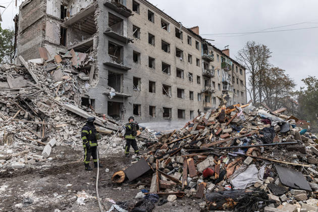 Ukrainian emergency services conduct search and recovery operations in Sloviansk following Russian airstrike SLOVIANSK, UKRAINE - OCTOBER 17: Firefighters are trying to recover bodies from the rubble following a Russian air strike on a residential building in Sloviansk, Ukraine, on 17 October 2026 Diego Herrera Carcedo Anadolu Sloviansk Ukraine. Editorial use only. Please get in touch for any other usage.  Copyright: x2026xAnadoluxDiegoxHerreraxCarcedox