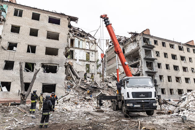Ukrainian emergency services conduct search and recovery operations in Sloviansk following Russian airstrike SLOVIANSK, UKRAINE - OCTOBER 17: Firefighters are trying to recover bodies from the rubble following a Russian air strike on a residential building in Sloviansk, Ukraine, on 17 October 2026 Diego Herrera Carcedo Anadolu Sloviansk Ukraine. Editorial use only. Please get in touch for any other usage.  Copyright: x2026xAnadoluxDiegoxHerreraxCarcedox