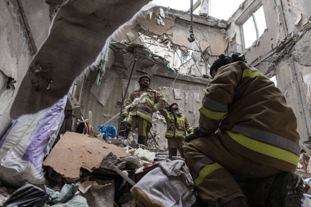 Ukrainian emergency services conduct search and recovery operations in Sloviansk following Russian airstrike SLOVIANSK, UKRAINE - OCTOBER 17: Firefighters are trying to recover bodies from the rubble following a Russian air strike on a residential building in Sloviansk, Ukraine, on 17 October 2026 Diego Herrera Carcedo Anadolu Sloviansk Ukraine. Editorial use only. Please get in touch for any other usage.  Copyright: x2026xAnadoluxDiegoxHerreraxCarcedox