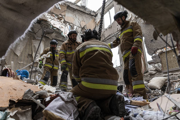 Ukrainian emergency services conduct search and recovery operations in Sloviansk following Russian airstrike SLOVIANSK, UKRAINE - OCTOBER 17: Firefighters are trying to recover bodies from the rubble following a Russian air strike on a residential building in Sloviansk, Ukraine, on 17 October 2026 Diego Herrera Carcedo Anadolu Sloviansk Ukraine. Editorial use only. Please get in touch for any other usage.  Copyright: x2026xAnadoluxDiegoxHerreraxCarcedox