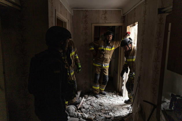 Ukrainian emergency services conduct search and recovery operations in Sloviansk following Russian airstrike SLOVIANSK, UKRAINE - OCTOBER 17: Firefighters are trying to recover bodies from the rubble following a Russian air strike on a residential building in Sloviansk, Ukraine, on 17 October 2026 Diego Herrera Carcedo Anadolu Sloviansk Ukraine. Editorial use only. Please get in touch for any other usage.  Copyright: x2026xAnadoluxDiegoxHerreraxCarcedox