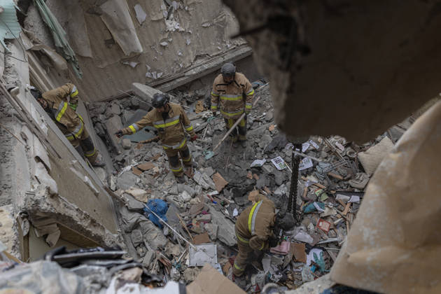 Ukrainian emergency services conduct search and recovery operations in Sloviansk following Russian airstrike SLOVIANSK, UKRAINE - OCTOBER 17: Firefighters are trying to recover bodies from the rubble following a Russian air strike on a residential building in Sloviansk, Ukraine, on 17 October 2026 Diego Herrera Carcedo Anadolu Sloviansk Ukraine. Editorial use only. Please get in touch for any other usage.  Copyright: x2026xAnadoluxDiegoxHerreraxCarcedox