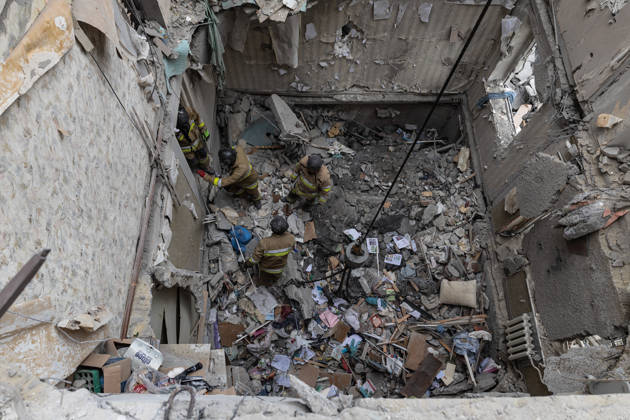 Ukrainian emergency services conduct search and recovery operations in Sloviansk following Russian airstrike SLOVIANSK, UKRAINE - OCTOBER 17: Firefighters are trying to recover bodies from the rubble following a Russian air strike on a residential building in Sloviansk, Ukraine, on 17 October 2026 Diego Herrera Carcedo Anadolu Sloviansk Ukraine. Editorial use only. Please get in touch for any other usage.  Copyright: x2026xAnadoluxDiegoxHerreraxCarcedox