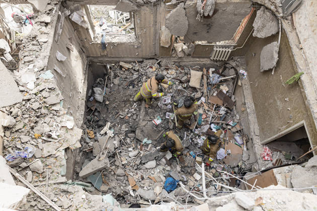 Ukrainian emergency services conduct search and recovery operations in Sloviansk following Russian airstrike SLOVIANSK, UKRAINE - OCTOBER 17: Firefighters are trying to recover bodies from the rubble following a Russian air strike on a residential building in Sloviansk, Ukraine, on 17 October 2026 Diego Herrera Carcedo Anadolu Sloviansk Ukraine. Editorial use only. Please get in touch for any other usage.  Copyright: x2026xAnadoluxDiegoxHerreraxCarcedox
