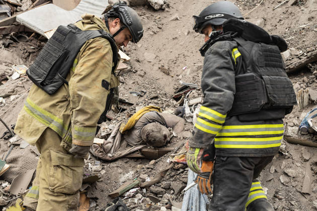 Ukrainian emergency services conduct search and recovery operations in Sloviansk following Russian airstrike SLOVIANSK, UKRAINE - OCTOBER 17: Ukrainian firefighters recover the body of Anatoli Gopka, a colleague from the Ukrainian emergency services, who was killed following a Russian air strike on a residential building in Sloviansk, Ukraine, on 17 October 2026 Diego Herrera Carcedo Anadolu Sloviansk Ukraine. Editorial use only. Please get in touch for any other usage.  Copyright: x2026xAnadoluxDiegoxHerreraxCarcedox