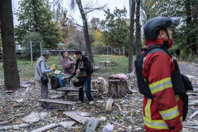 Ukrainian emergency services conduct search and recovery operations in Sloviansk following Russian airstrike SLOVIANSK, UKRAINE - OCTOBER 17: Civilians standing next to their destroyed home following a Russian air strike on a residential block in Sloviansk, Ukraine, 17 October 2026 Diego Herrera Carcedo Anadolu Sloviansk Ukraine. Editorial use only. Please get in touch for any other usage.  Copyright: x2026xAnadoluxDiegoxHerreraxCarcedox