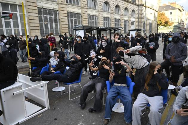 OCTOBER 17 PROTESTS PHOTOPQR OUEST FRANCE Thomas Brégardis Ouest France Rennes October 17, 2026 October 17, 2026 Rennes 35 Protest and roadblock Protesters on Rue du Pré Botté Photo THOMAS BREGARDIS Ouest France The call for mobilization on October 17 has drawn support from a range of groups—from figures within the Yellow Vests movement and labor unions to university and high school students Rennes Ille-et-Vilaine France Copyright: xPHOTOPQR OUESTxFRANCE MAXPPPxThomasxBrégardisx xOuest-Francex 20261017OFR6891 20261017OFR6891