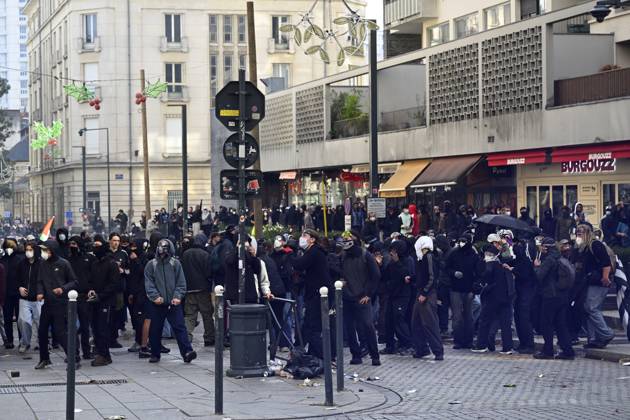 OCTOBER 17 PROTESTS PHOTOPQR OUEST FRANCE Thomas Brégardis Ouest France Rennes October 17, 2026 October 17, 2026 Rennes 35 Protest and roadblock Protesters on Rue Jules Simon Photo by THOMAS BREGARDIS Ouest France The call for mobilization on October 17 has drawn support from a range of groups—from figures within the Yellow Vests movement and labor unions to university and high school students Rennes Ille-et-Vilaine France Copyright: xPHOTOPQR OUESTxFRANCE MAXPPPxThomasxBrégardisx xOuest-Francex 20261017OFR6900 20261017OFR6900