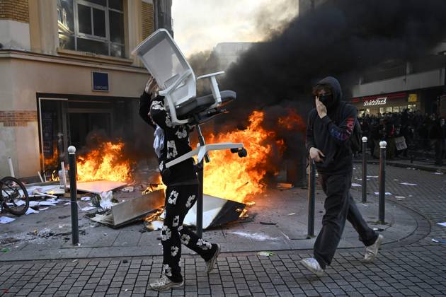 OCTOBER 17 PROTESTS PHOTOPQR OUEST FRANCE Thomas Brégardis Ouest France Rennes October 17, 2026 October 17, 2026 Rennes 35 Protest and roadblock Protesters on Rue Jules Simon Photo by THOMAS BREGARDIS Ouest France The call for mobilization on October 17 has garnered support from a wide range of groups—from figures within the Yellow Vests movement and labor unions to university and high school students Rennes Ille-et-Vilaine France Copyright: xPHOTOPQR OUESTxFRANCE MAXPPPxThomasxBrégardisx xOuest-Francex 20261017OFR6916 20261017OFR6916