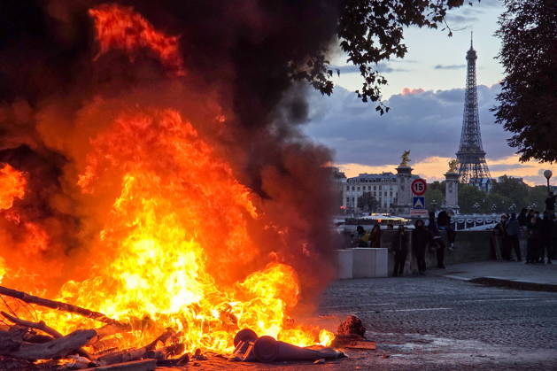 FRANCE, PARIS - OCTOBER 17, 2026: People protest against rising fuel prices and falling purchasing power on the city streets Paris France  - ZUMAt113 20261017_zaa_t113_424 Copyright: xAlexanderxVasilievx