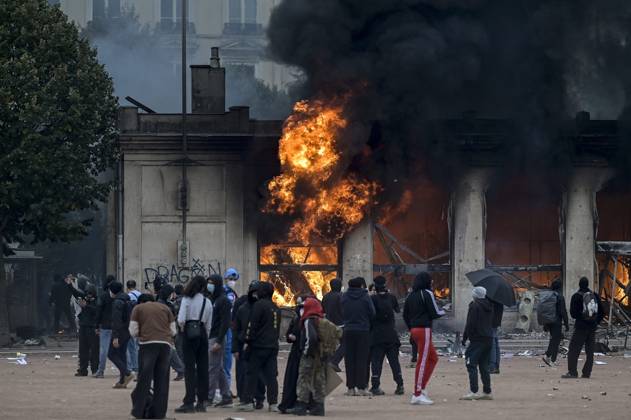 Protest against the high cost of living in Lyon on October 17, 2026 OCTOBER 17 PROTESTS PHOTOPQR LE PROGRES Maxime JEGAT Lyon 10 17 2026 Protest against the high cost of living in Lyon on October 17, 2026 Protesters gathered in front of the burning tourist office on Place Bellecour in Lyon as part of a call to mobilize against the high cost of living. The call for mobilization on October 17 has drawn support from a range of groups—from figures within the Yellow Vests movement and labor unions to university and high school students. Lyon, Rhône, Rhône-Alpes, France  Copyright: xPHOTOPQR LExPROGRES MAXPPPxMaximexJEGATx 20261017LPL7221 20261017LPL7221