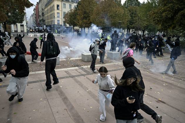 Protest against the high cost of living in Lyon on October 17, 2026 OCTOBER 17 PROTESTS PHOTOPQR LE PROGRES Maxime JEGAT Lyon 10 17 2026 Protest against the high cost of living in Lyon on October 17, 2026 Clashes between protesters and law enforcement at Place Bellecour in Lyon as part of a call to mobilize against the high cost of living. The call for mobilization on October 17 has drawn support from a range of groups—from figures within the Yellow Vests movement and labor unions to university and high school students. Lyon, Rhône, Rhône-Alpes, France  Copyright: xPHOTOPQR LExPROGRES MAXPPPxMaximexJEGATx 20261017LPL7222 20261017LPL7222