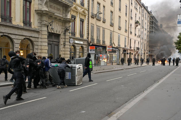 Clashes During High Cost of Living Protest - Lyon Violent clashes between protesters and the French Police during the demonstration protesting against the high cost of living in Lyon, France, on October 17, 2026, as part of a nationwide call for mobilisation bringing together various groups expressing their anger: former Yellow Vests , secondary school and university students, climate activists and even farmers. After weeks of student protests, France faces broader, nationwide demonstrations on October 17, 2026 over the cost of living, setting up a potentially fraught six months heading into a presidential election. Photo by ABACAPRESS.COM Lyon France Copyright: xABACAx