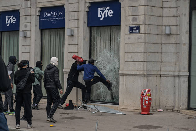 Clashes During High Cost of Living Protest - Lyon Violent clashes between protesters and the French Police during the demonstration protesting against the high cost of living in Lyon, France, on October 17, 2026, as part of a nationwide call for mobilisation bringing together various groups expressing their anger: former Yellow Vests , secondary school and university students, climate activists and even farmers. After weeks of student protests, France faces broader, nationwide demonstrations on October 17, 2026 over the cost of living, setting up a potentially fraught six months heading into a presidential election. Photo by ABACAPRESS.COM Lyon France Copyright: xABACAx