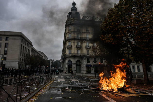 Clashes During High Cost of Living Protest - Lyon Violent clashes between protesters and the French Police during the demonstration protesting against the high cost of living in Lyon, France, on October 17, 2026, as part of a nationwide call for mobilisation bringing together various groups expressing their anger: former Yellow Vests , secondary school and university students, climate activists and even farmers. After weeks of student protests, France faces broader, nationwide demonstrations on October 17, 2026 over the cost of living, setting up a potentially fraught six months heading into a presidential election. Photo by ABACAPRESS.COM Lyon France Copyright: xABACAx