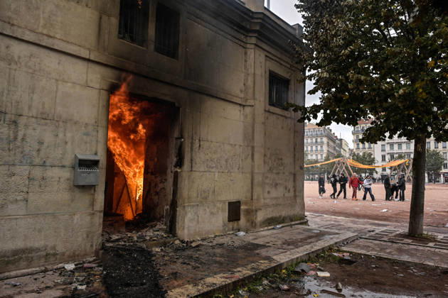 Clashes During High Cost of Living Protest - Lyon Violent clashes between protesters and the French Police during the demonstration protesting against the high cost of living in Lyon, France, on October 17, 2026, as part of a nationwide call for mobilisation bringing together various groups expressing their anger: former Yellow Vests , secondary school and university students, climate activists and even farmers. After weeks of student protests, France faces broader, nationwide demonstrations on October 17, 2026 over the cost of living, setting up a potentially fraught six months heading into a presidential election. Photo by ABACAPRESS.COM Lyon France Copyright: xABACAx