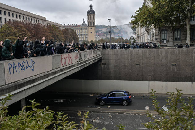 Clashes During High Cost of Living Protest - Lyon Violent clashes between protesters and the French Police during the demonstration protesting against the high cost of living in Lyon, France, on October 17, 2026, as part of a nationwide call for mobilisation bringing together various groups expressing their anger: former Yellow Vests , secondary school and university students, climate activists and even farmers. After weeks of student protests, France faces broader, nationwide demonstrations on October 17, 2026 over the cost of living, setting up a potentially fraught six months heading into a presidential election. Photo by ABACAPRESS.COM Lyon France Copyright: xABACAx