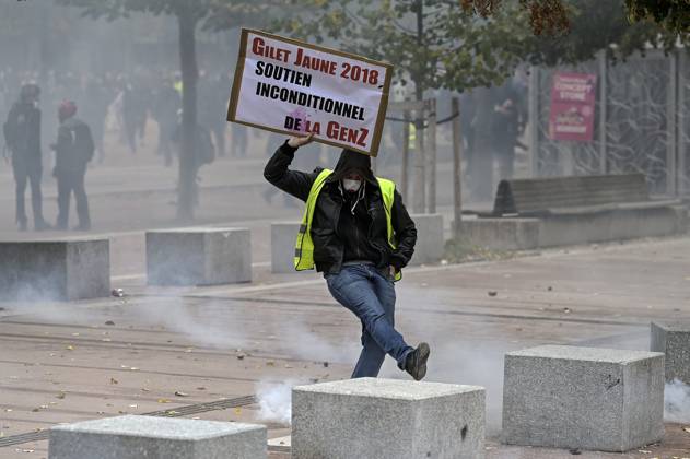 Protest against the high cost of living in Lyon on October 17, 2026 OCTOBER 17 PROTESTS PHOTOPQR LE PROGRES Maxime JEGAT Lyon 10 17 2026 Protest against the high cost of living in Lyon on October 17, 2026 Clashes between protesters and law enforcement at Place Bellecour in Lyon as part of a call to mobilize against the high cost of living. The call for mobilization on October 17 has drawn support from a range of groups—from figures within the Yellow Vests movement and labor unions to university and high school students. Lyon, Rhône, Rhône-Alpes, France  Copyright: xPHOTOPQR LExPROGRES MAXPPPxMaximexJEGATx 20261017LPL7239 20261017LPL7239