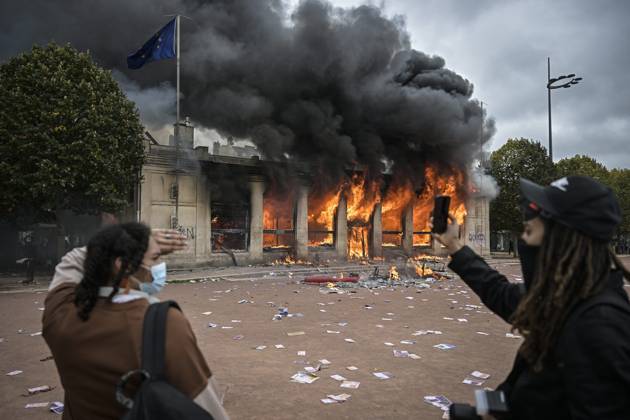 Protest against the high cost of living in Lyon on October 17, 2026 OCTOBER 17 PROTESTS PHOTOPQR LE PROGRES Maxime JEGAT Lyon 10 17 2026 Protest against the high cost of living in Lyon on October 17, 2026 Fire at the tourist office on Place Bellecour in Lyon as part of a call to action against the high cost of living The call for mobilization on October 17 has drawn support from a range of groups—from figures within the Yellow Vests movement and labor unions to university and high school students Lyon Rhône Rhône-Alpes France  Copyright: xPHOTOPQR LExPROGRES MAXPPPxMaximexJEGATx 20261017LPL7243 20261017LPL7243